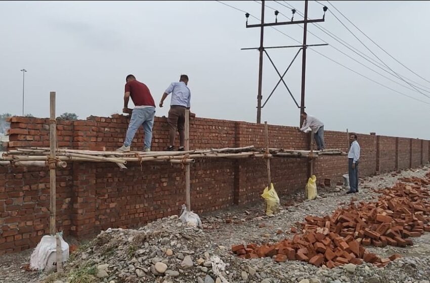  उप जिलाधिकारी विकासनगर विनोद कुमार के नेतृत्व में राजस्व विभाग की टीम 30 बीघा भूमि को अतिक्रमण मुक्त कराया।