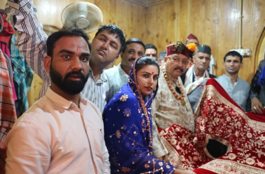  कैबिनेट मंत्री सतपाल महाराज ने चालदा महासू महाराज के दर्शन करने के साथ-साथ उन्हें चोल्टी (चादर) चढाकर पूजा अर्चना की। 