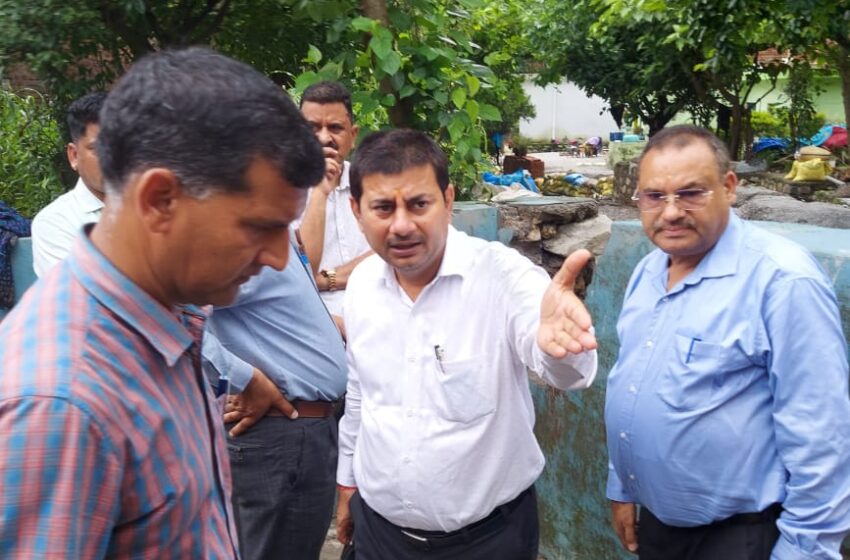  जिलाधिकारी श्रीमती सोनिका ने आपदा प्रवाहित क्षेत्रों में निमार्ण कार्यो मे तेेेेजी लाने के आदेश दिए।