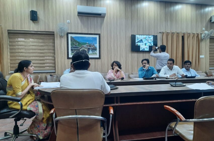  जिलाधिकारी श्रीमती सोनिका ने उप जिलाधिकारियों नगर निगम, वन विभाग तथा एमडीडीए के वरिष्ठ अधिकारियों की समीक्षा बैठक ली।