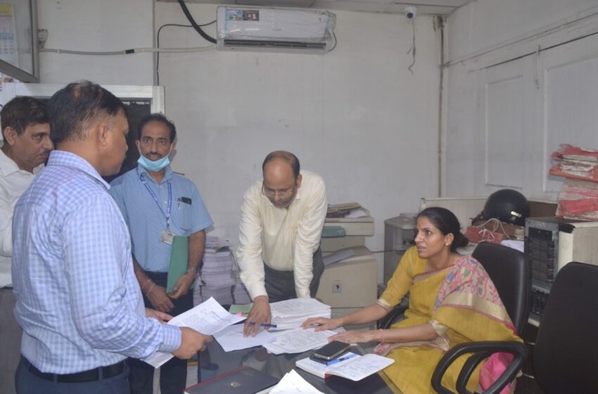  जिलाधिकारी श्रीमती सोनिका ने रजिस्ट्री आफिस का औचक निरीक्षण किया।
