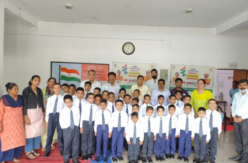  समाज कल्याण मंत्री चन्दन राम दास ने विद्यालय के बच्चों को फल, मिष्ठान वितरीत किए।