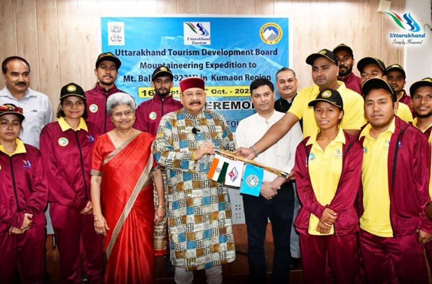  पर्यटन मंत्री सतपाल महाराज ने हरी झंडी दिखा दून से पर्वतारोहण दल को किया रवाना।