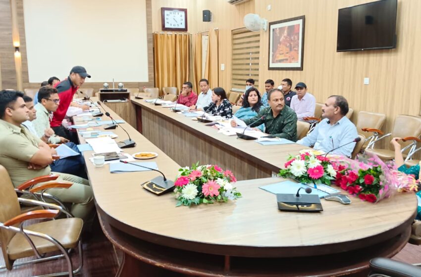  विकास अधिकारी सुश्री झरना कमठान ने खेल महाकुंभ 2022 की जनपद देहरादून में तैयारियों के संबंध में रेखीय विभाग के अधिकारियों की समीक्षा बैठक कि।