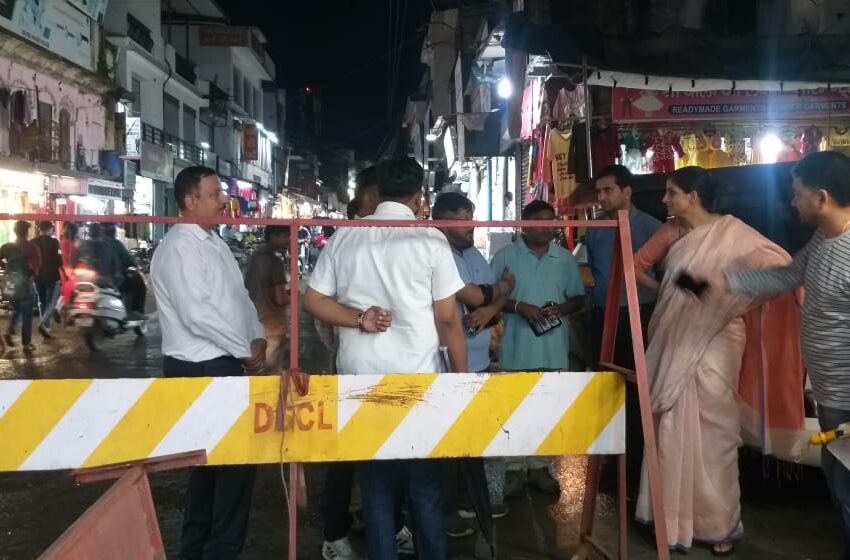  जिलाधिकारी श्रीमती सोनिका ने घंटाघर से कोतवाली तक स्मार्ट सिटी कार्यों का निरीक्षण किया।