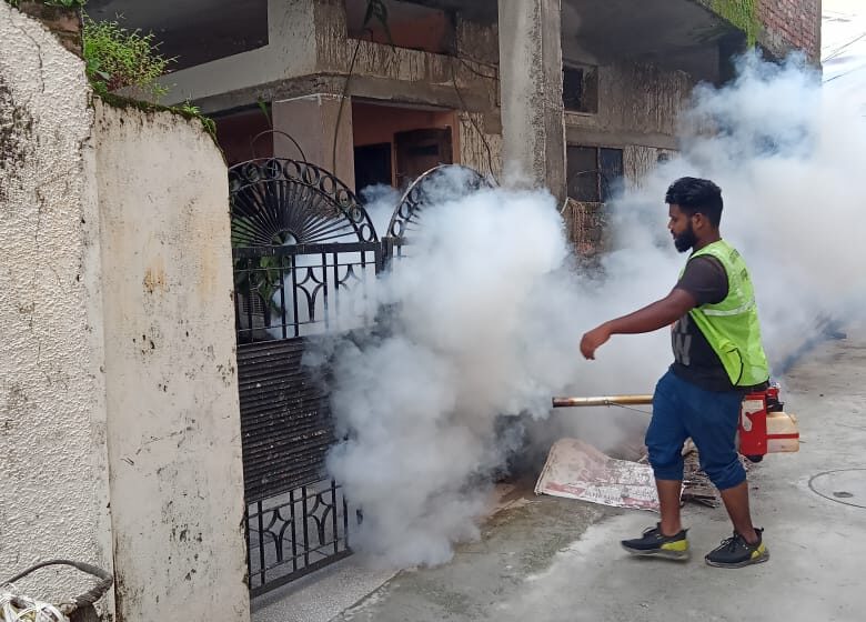  जिलाधिकारी ने डेंगू मलेरिया अधिकारी एवं नगर निगम को डेंगू के बचाव एवं जागरूकता से संबंधित प्रचार प्रसार के साथ ही सघन अभियान चलाते हुए फागिंग कार्य कराने के निर्देश दिए।