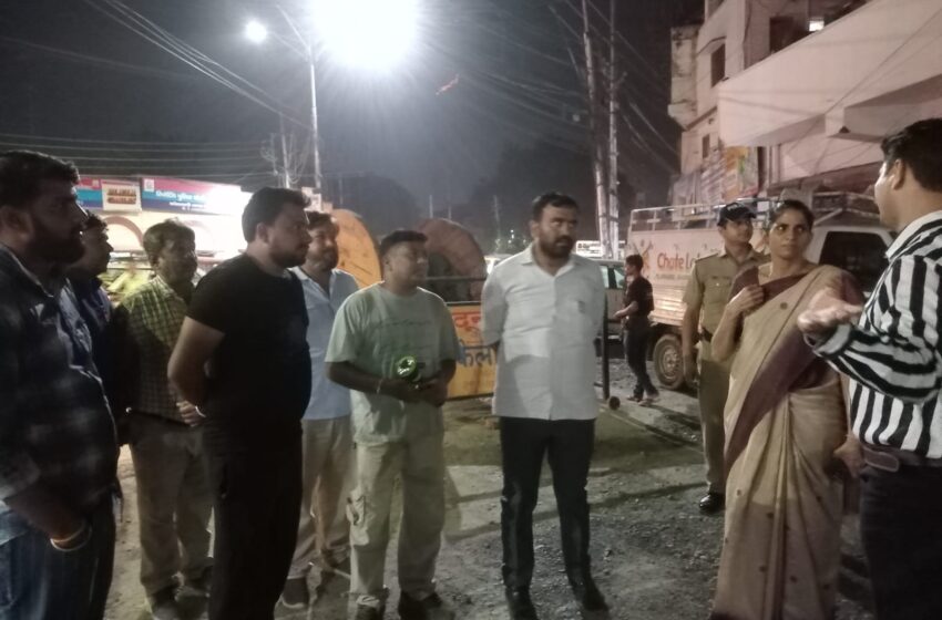  जिलाधिकारी श्रीमति सोनिका  पलटन बाजार से राजा रोड, दर्शनी गेट में  स्मार्ट सिटी परियोजना के कार्यों का स्थलीय निरीक्षण किया।