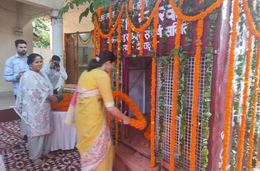  अपर जिलाधिकारी के.के. मिश्रा ने गांधी जी एवं शास्त्री जी की प्रतिमा पर पुष्प अर्पित किए।