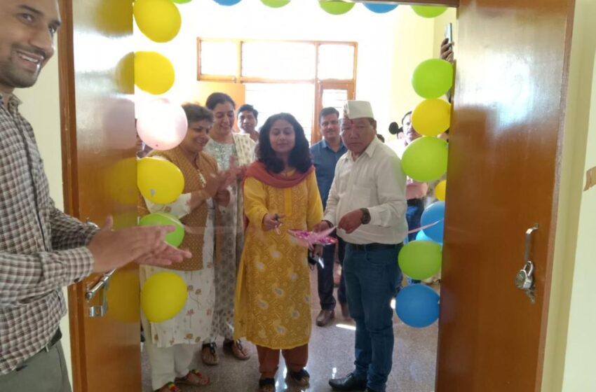  मुख्य विकास अधिकारी सुश्री झरना कमठान ने नारी निकेतन में 30 दिवसीय ऊन कताई प्रशिक्षण का शुभारंभ किया।