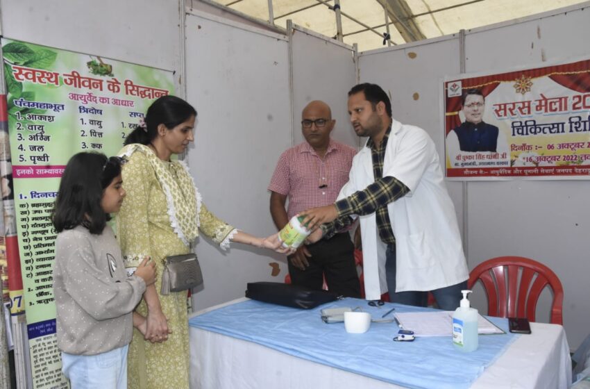  जिलाधिकारी श्रीमती सोनिका ने राष्ट्रीय सरस मेले में विभिन्न स्टालों का निरीक्षण किया।