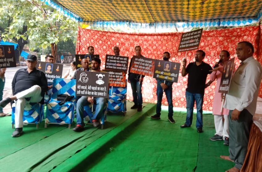  समाजसेवी जगदीश भट्ट की अध्यक्षता में दिल्ली के जंतर मंतर पर धरना दिया।