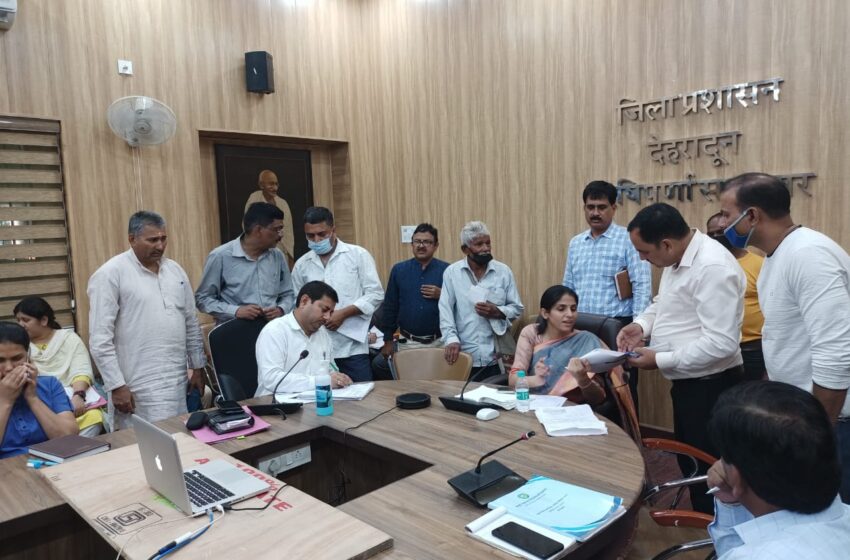  जिलाधिकारी श्रीमती सोनिका ने जनसुनवाई कार्यक्रम में जनमानस की समस्याएं सुनी।