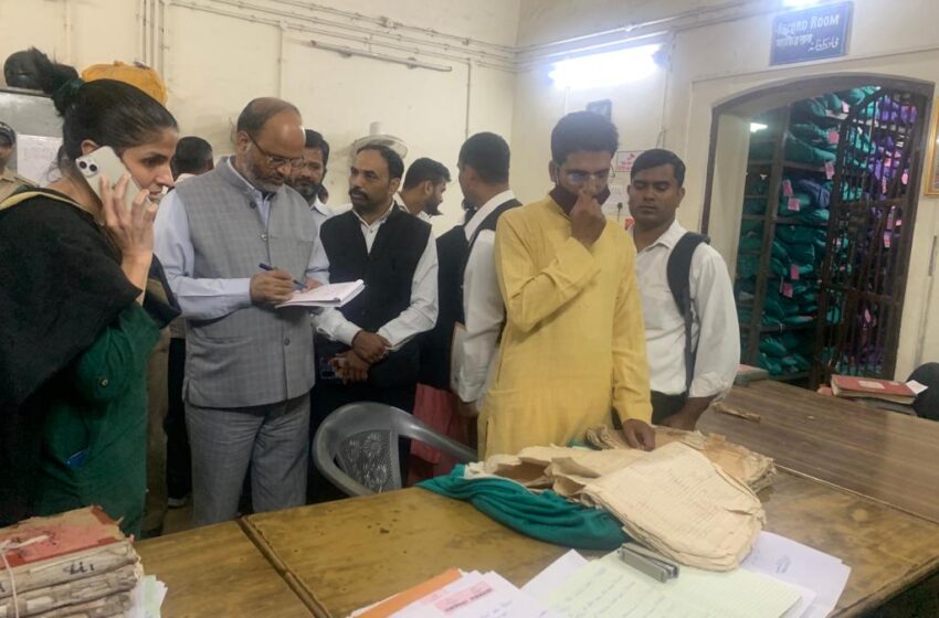  जिलाधिकारी श्रीमती सोनिका ने राजस्व अभिलेखागार का आकस्मिक निरीक्षण किया।