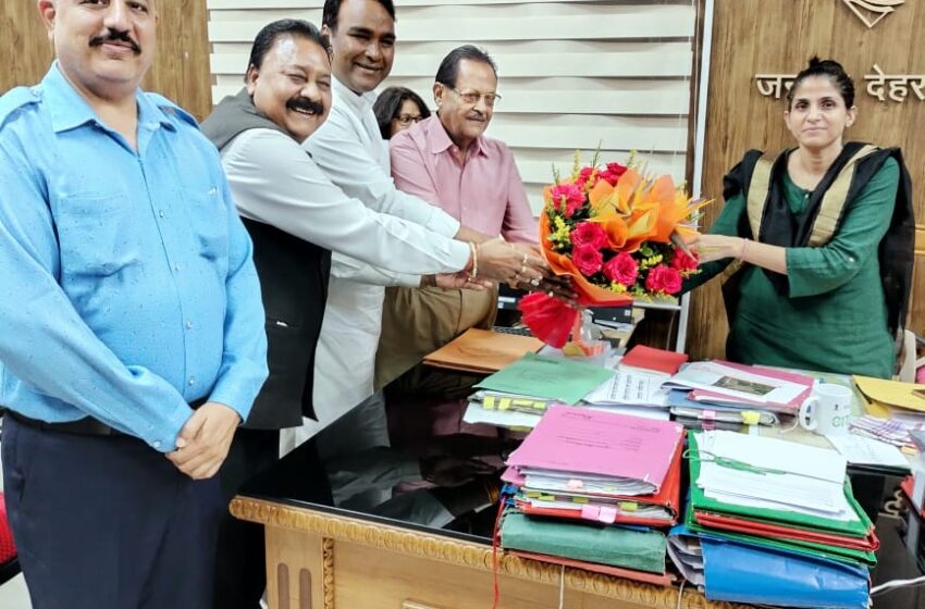  पल्टन बाजार के व्यापारी संगठन के प्रतिनिधियों ने जिलाधिकारी श्रीमती सोनिका से मुलाकात कि।