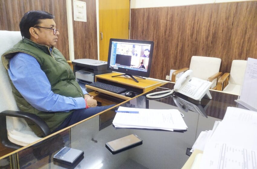  आयुक्त गढ़वाल मण्डल सुशील कुमार ने वीडियो कान्फ्रेंस के माध्यम से जिलाधिकारियों को आवश्यक दिशा-निर्देश दिए।