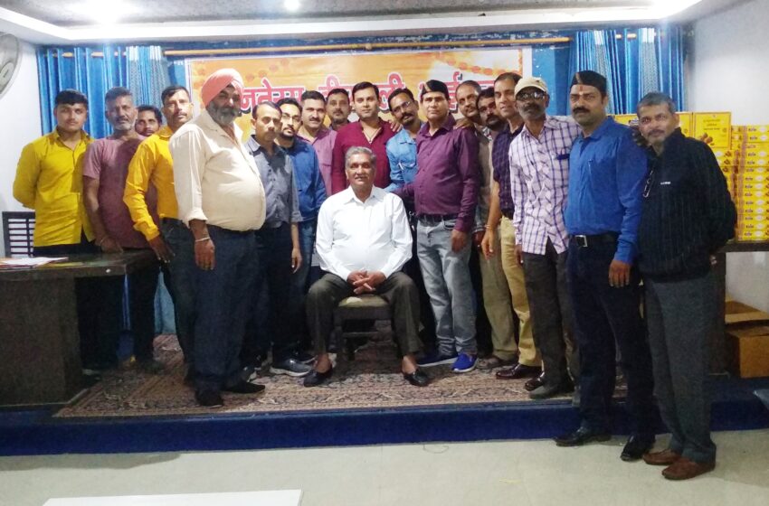  दून न्यूज पेपर एजेंट एसोसियेशन पल्टन बाजार सेंटर ने सामाचार पत्र विक्रेता दिवस (वेंडर डे) मनाया।