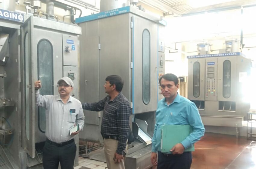  जिलाधिकारी श्रीमती सोनिका ने जनपद में खाद्य पदार्थों की जांच हेतु अभियान चलाये जाने के निर्देश दिए।