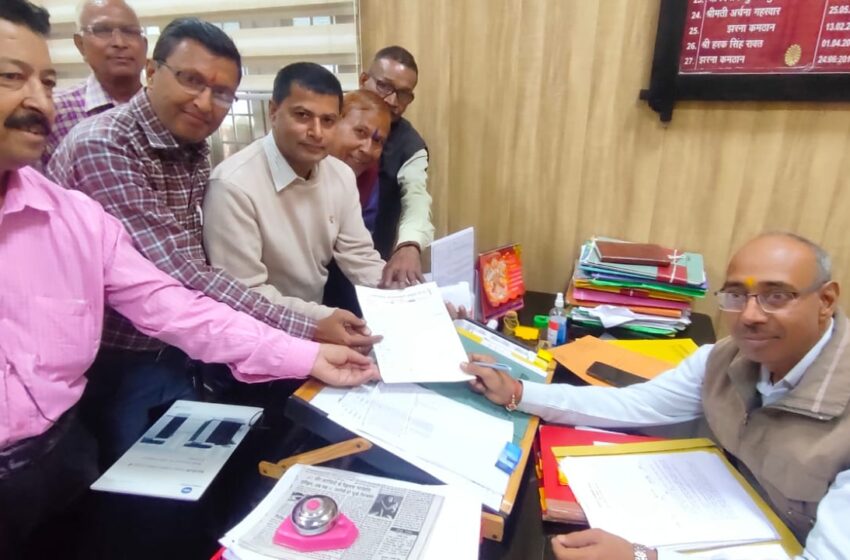  उत्तराखंड आंदोलनकारी संयुक्त परिषद ने मुख्यमंत्री कि अनुपस्थिति में जिलाधिकारी को ज्ञापन सौंपा।