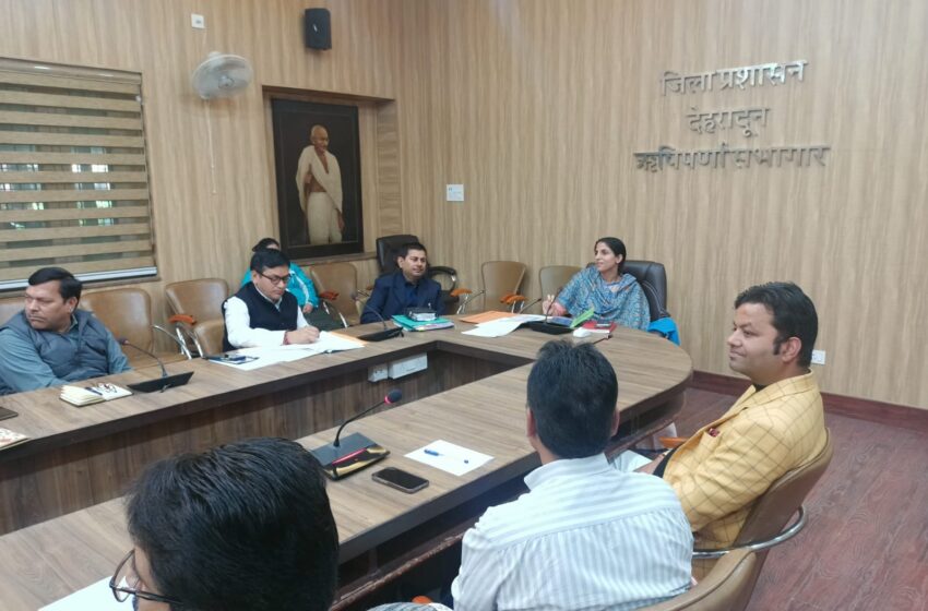  जिलाधिकारी श्रीमती सोनिका ने मसूरी विन्टरलाईन महोत्सव के आयोजन के संबंध में पदाधिकारियों एवं सदस्यों से चर्चा की।