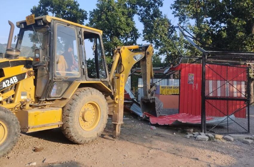  जिलाधिकारी श्रीमती सोनिका ने अवैध निर्माण एवं अतिक्रमण चिन्हित कर त्वरित कार्यवाही करने निर्देश दिए।