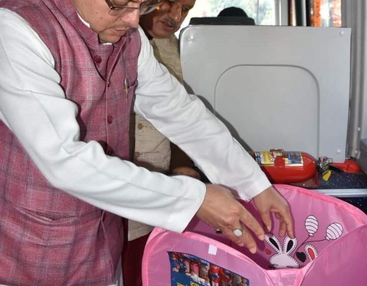  मुख्यमंत्री पुष्कर सिंह धामी ने जरूरतमंदो को कपड़े भेंट कर शुरूआत की।