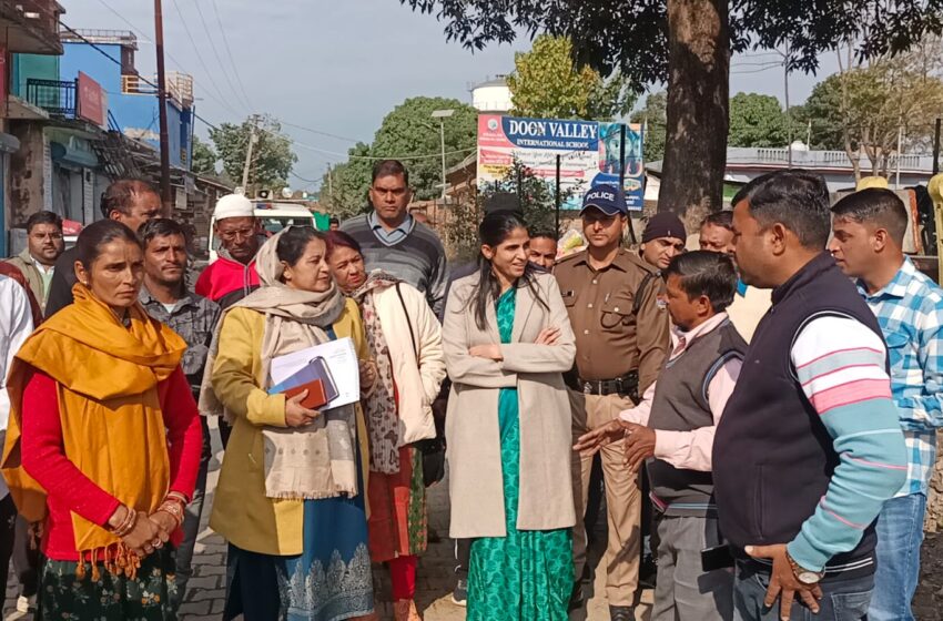  जिलाधिकारी श्रीमती सोनिका ने सुराज दिवस के उपलक्ष में केदारवाला में आयोजित चौपाल में ग्रामवासियों की समस्या सुनी।