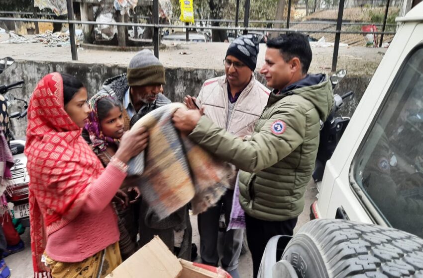  मुख्यमंत्री श्री पुष्कर सिंह धामी ने जनपद के समस्त क्षेत्रों में शीतलहर बड़ने पर गर्म कपड़ा, कंबल इत्यादि वितरण करने को कहा।