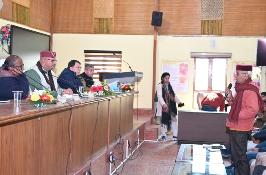  उद्यान मंत्री गणेश जोशी ने प्रदेश के सेब बागवानों के साथ संवाद किया।