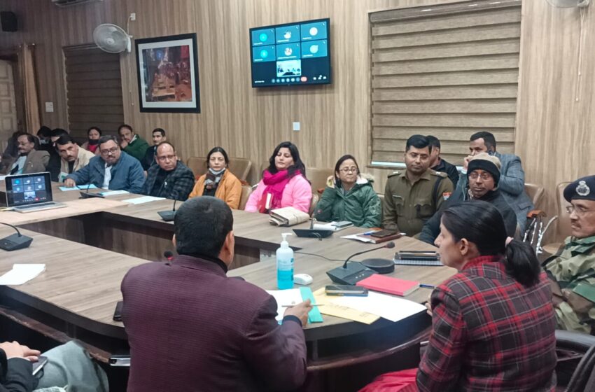  जिलाधिकारी श्रीमती सोनिका एवं डीआईजी/वरिष्ठ पुलिस अधीक्षक दलीप सिंह कुँवर की संयुक्त रूप से अधिकारियों के साथ बैठक आहूत की।