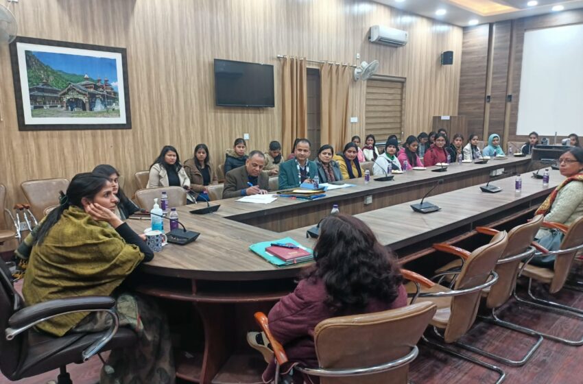  महिला सशक्तिकरण एवं बाल विकास विभाग ने बेटियों के बीच अफसर बिटिया कार्यक्रम रखा।