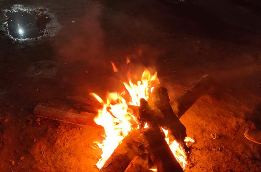  जिलाधिकारी श्रीमती सोनिका के निर्देशों के अनुपालन में आज अलग अलग स्थानों पर अलाव जलाई गई।