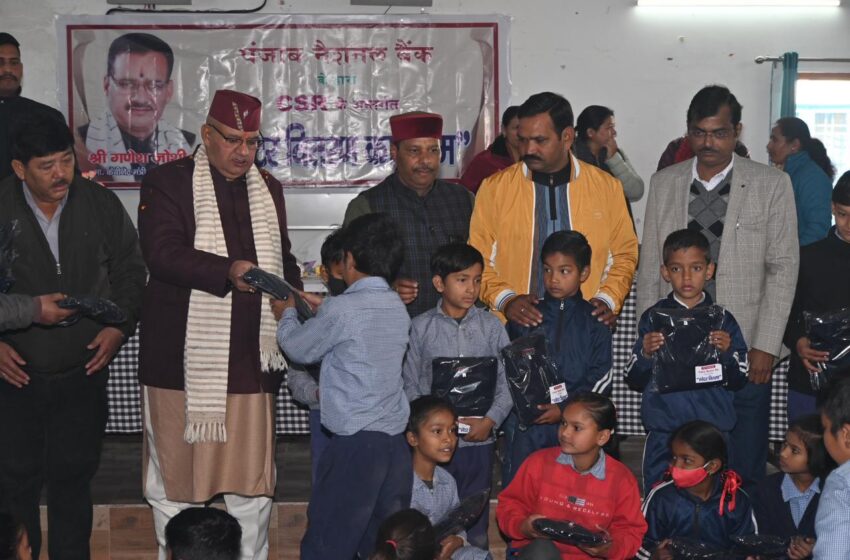  कैबिनेट मंत्री गणेश जोशी ने राजकीय इण्टर कालेज, डोभालवाला में छात्र-छात्राओं को स्वेटर वितरण किए।