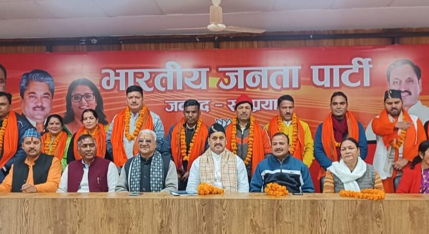  रुद्रप्रयाग में जिलाध्यक्ष महावीर सिंह पवार ने नवनियुक्त मंडल अध्यक्षों का फूल मालाओं से स्वागत किया।