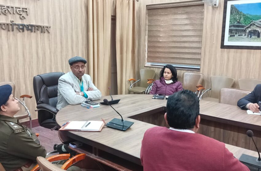  अपर जिलाधिकारी प्रशासन डाॅ0 एस.के बरनवाल ने  अतिक्रमण हटाये जाने के संबंध में बैठक कि।