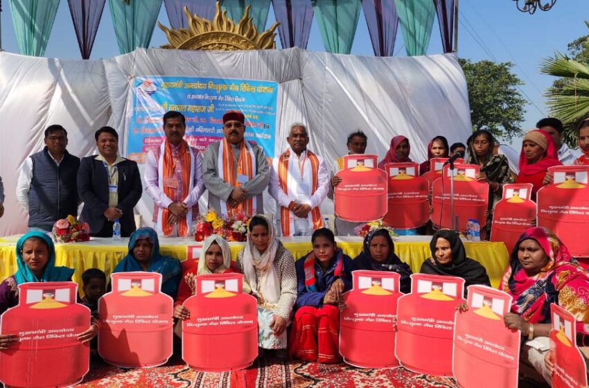  जनपद के प्रभारी मंत्री सतपाल महाराज ने मुख्यमंत्री अन्त्योदय निःशुल्क गैस रिफिल योजना का शुभारम्भ किया।