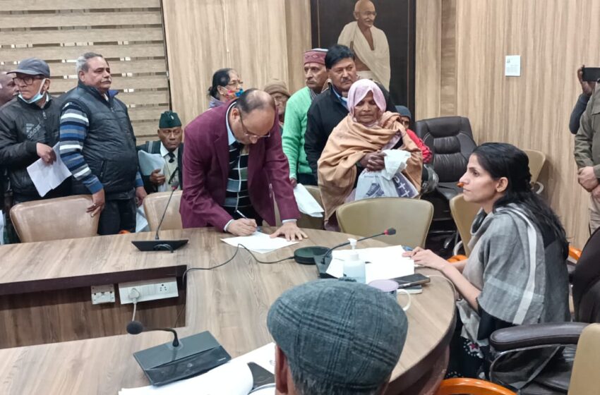  जिलाधिकारी श्रीमती सोनिका के जनसुनवाई कार्यक्रम में 94 शिकायतें प्राप्त हुई।