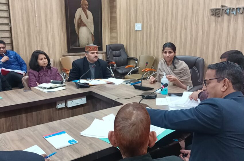  जिलाधिकारी श्रीमती सोनिका ने  कलेक्ट्रेट  स्टाॅफ की बैठक ली।