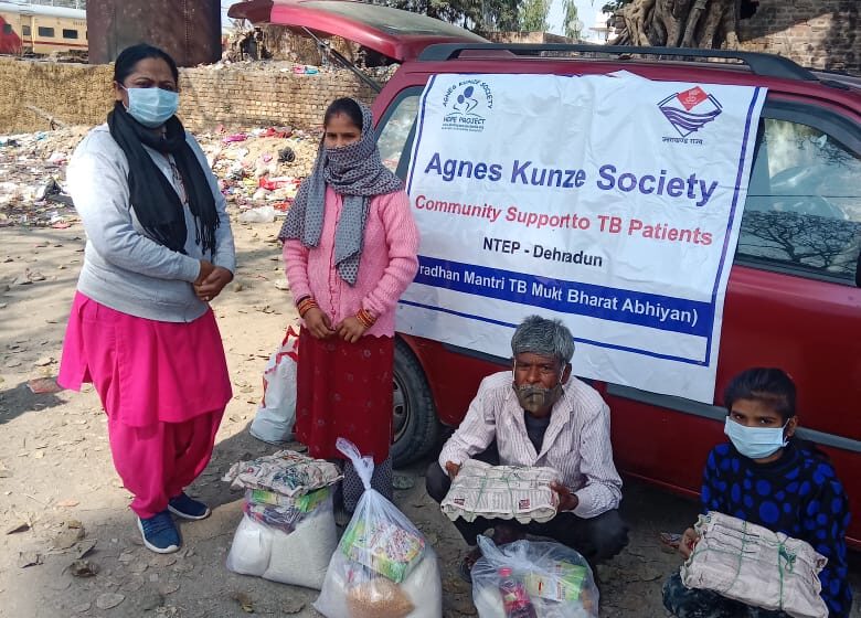  एग्नेस कुन्जे होप प्रोजेक्ट ने टीबी के रोगियों को मुफ्त राशन बांटा।
