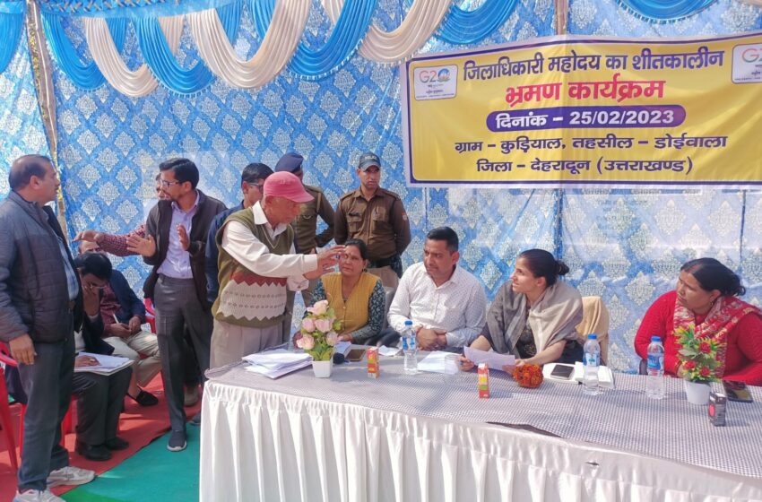  जिलाधिकारी श्रीमती सोनिका ने थानो में भ्रमण के प्राथमिक विद्यालय कुड़ियाल में जनमानस की समस्याओं को सुना।