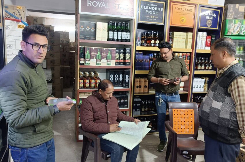  जिलाधिकारी श्रीमती सोनिका द्वारा शराब की दुकानों पर औचक निरीक्षण करने के निर्देश दिए।