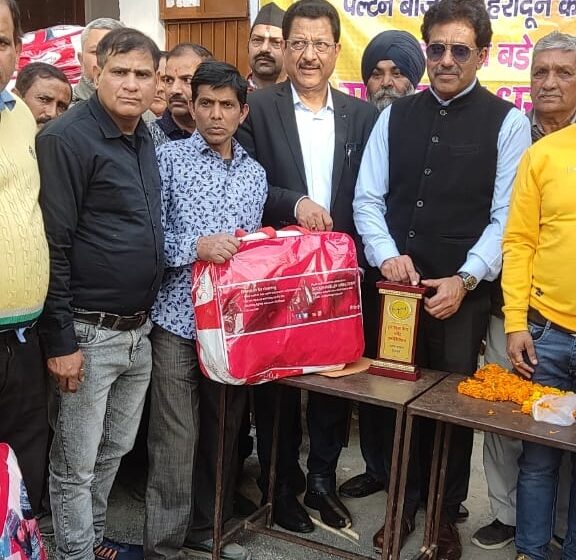  श्री सूर्यकांत धस्माना जी ने समाचार पत्र विक्रेताओ को कम्बल बांटे।