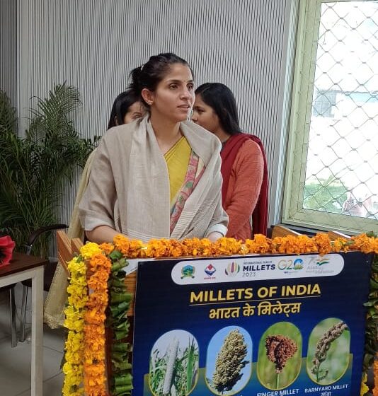  जिला योजनान्तर्गत स्थानीय वसा एवं पौष्टिक अनाज को बढ़ावा देने के उद्देश्य से परेड मैदान में किसान गोष्ठी एवं बाजरा भोज का आयोजन किया गया।