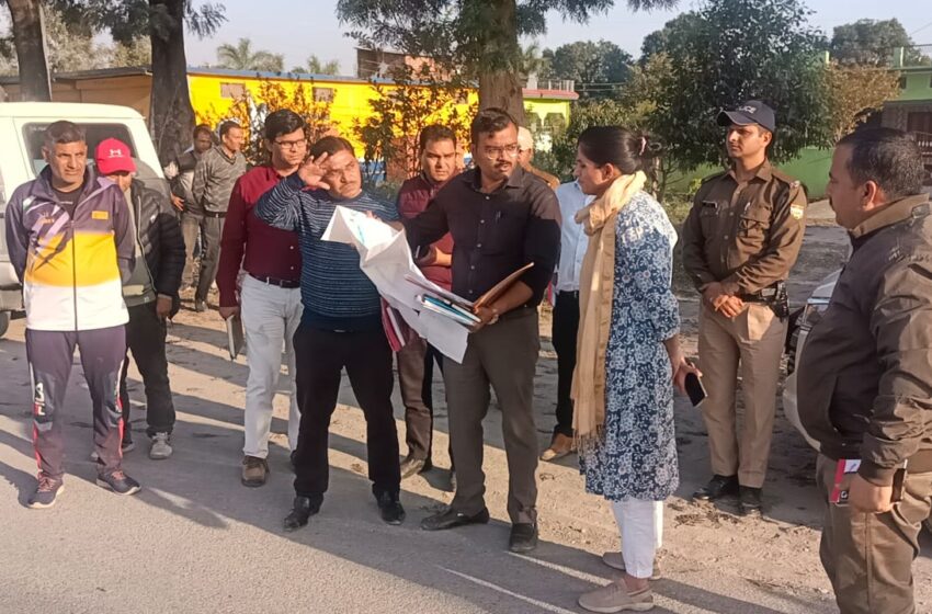  जिलाधिकारी श्रीमती सोनिका ने उप जिलाधिकारी सदर को पुरानी तहसील में व्यवस्थित पार्किंग की योजना बनाने के निर्देश दिए।