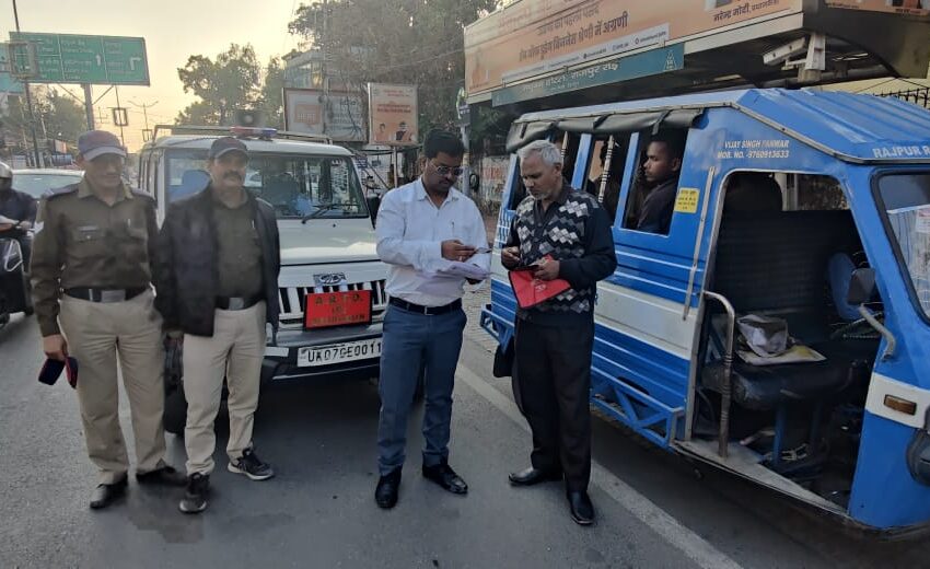  सहायक परिवहन अधिकारी राजेंद्र विराटिया के नेतृत्व में ऑटो ,रिक्शा ,एव विक्रम के विरुद्ध सघन चेकिंग अभियान चलाया।