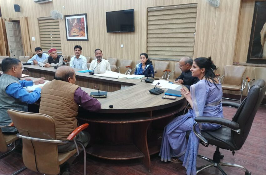  जिलाधिकारी श्रीमती सोनिका ने किसाऊ कारपोरेशन लि0 एवं बांध प्रभावित क्षेत्र के प्रतिनिधियों के साथ बैठक कि।