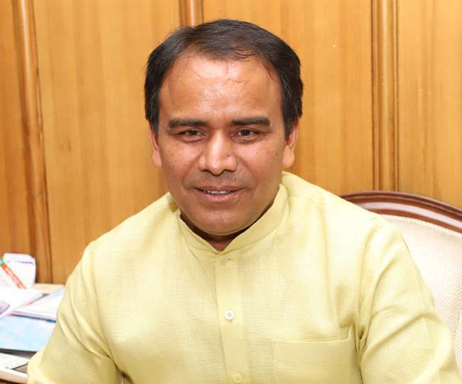  शिक्षा मंत्री डा. धन सिंह रावत ने डीएम व विभागीय अधिकारियों के साथ की वर्चुअल बैठक।