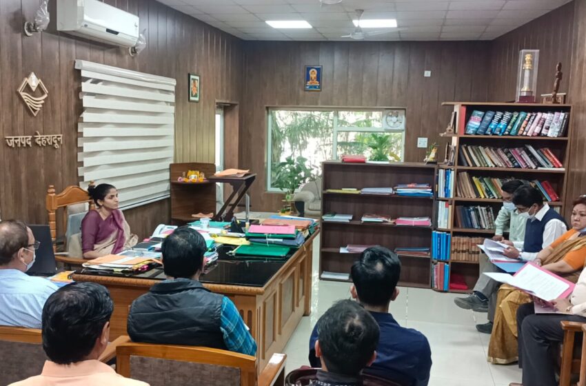  जिलाधिकारी श्रीमती सोनिका ने कोविड संक्रमण के नियंत्रण, बचाव एवं रोकथाम के सम्बन्ध में बैठक की। 