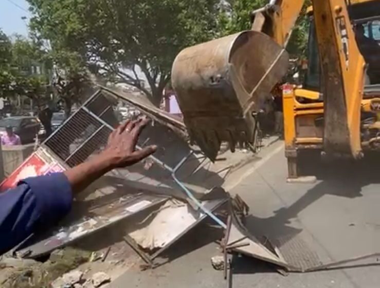  जनपद में प्रशासन की अलग-अलग संयुक्त टीम बनाकर अतिक्रमण हटाए जाने की कार्यवाही की जा रही है।