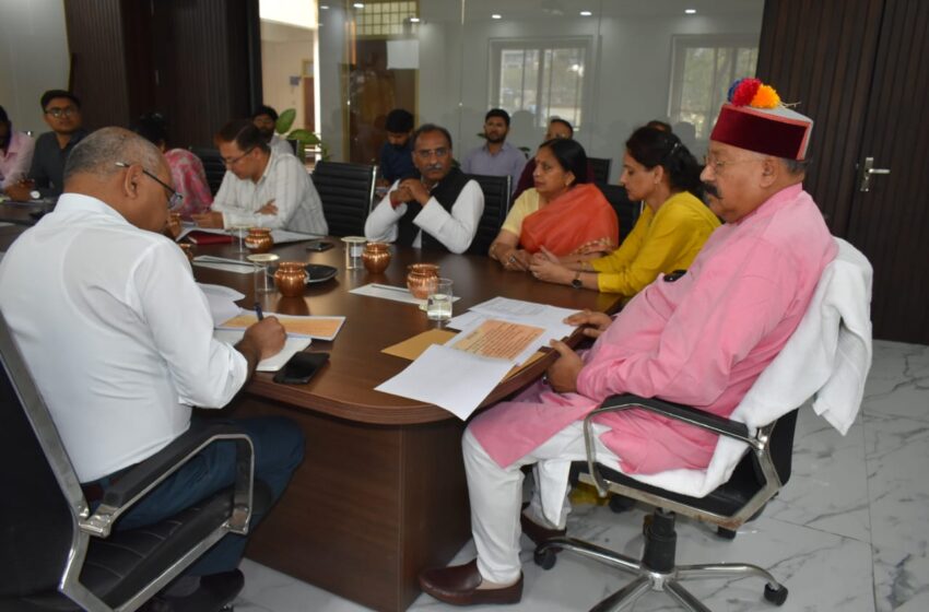  मंत्री सतपाल महाराज ने 15वें वित्त आयोग का पैसा खर्च ना होने पर अधिकारियों की क्लास लगाई।