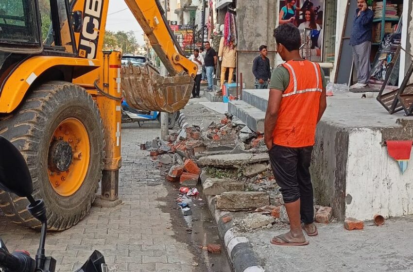  नगर निगम, पुलिस, प्रशासन की संयुक्त टीम बनाकर जनपद में अतिक्रमण से बाधित सड़कों एवं फुटपाथों से अतिक्रमण हटाए गए।